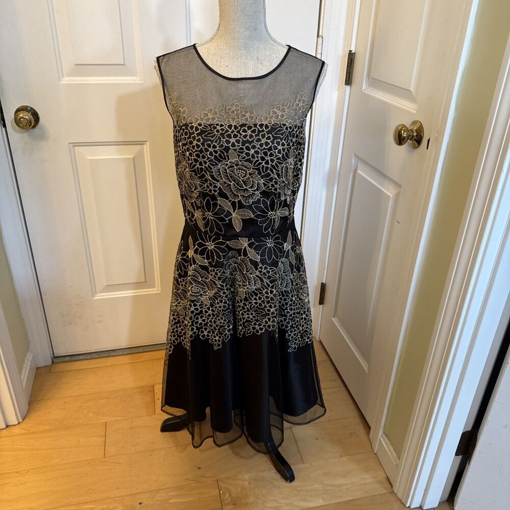 SHEER GOLDEN Tahari sleeveless lace fit and flare knee length dress Size 10